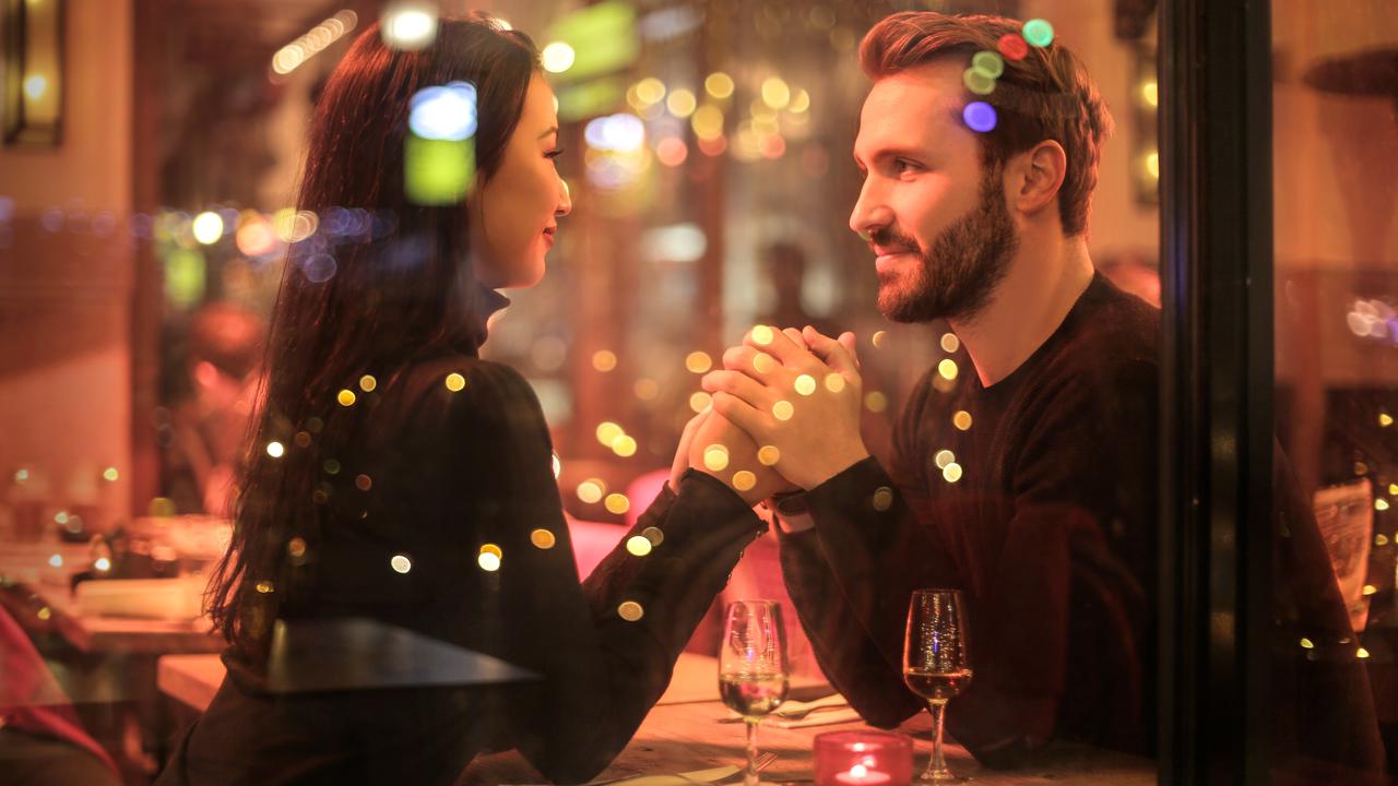 Kencan Lansia vs. Kencan Remaja: Apa Bedanya di Era Digital?